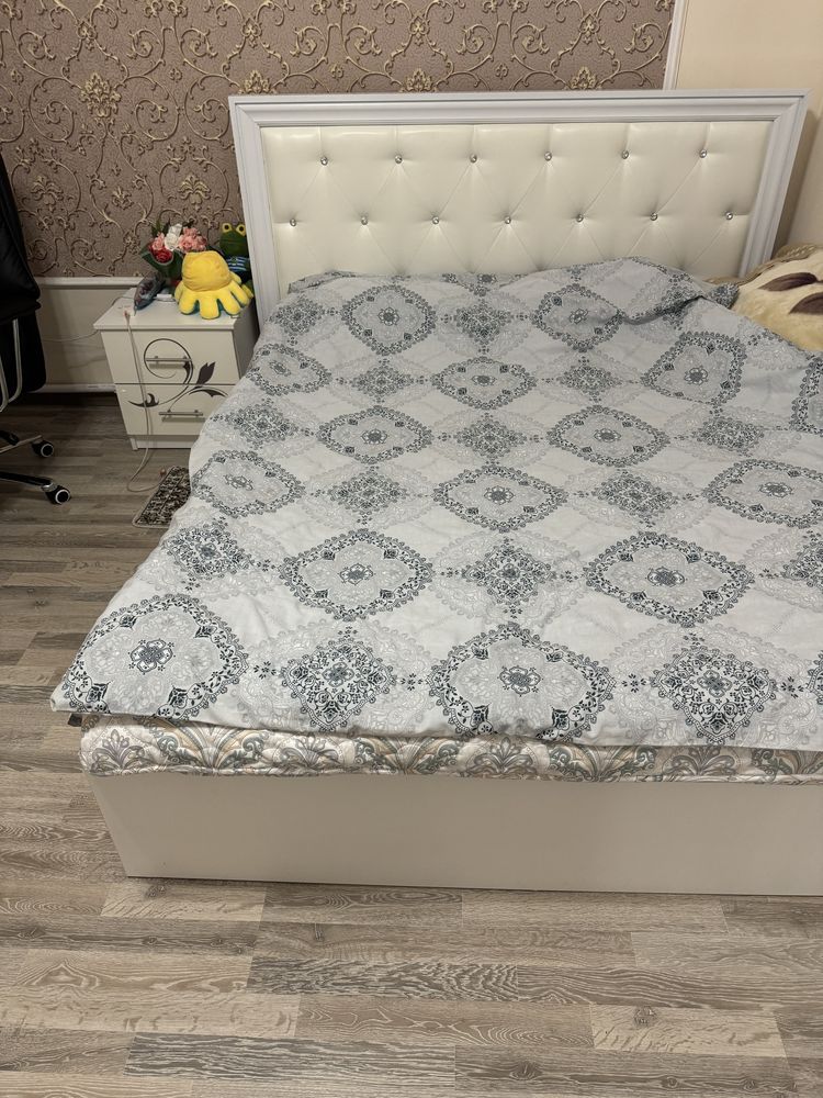 Продам спальную гарнитуру
