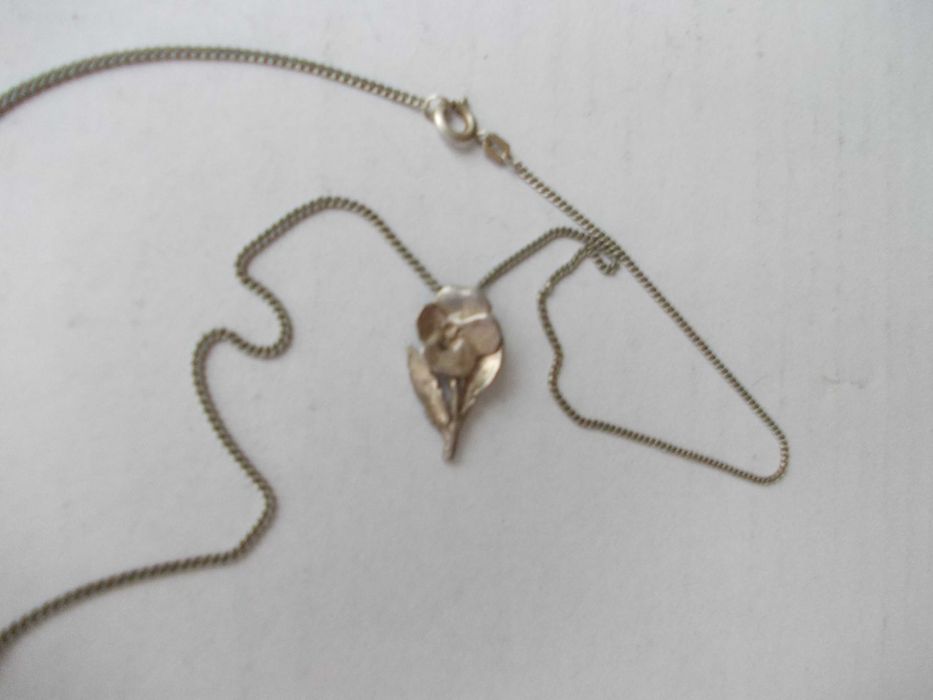 Lant si medalion vechi din argint trandafir