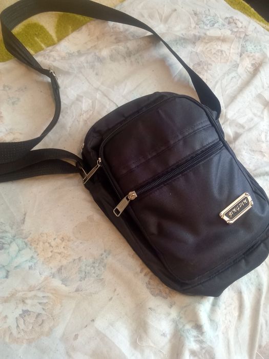 Продам мужскую сумку через плечё.