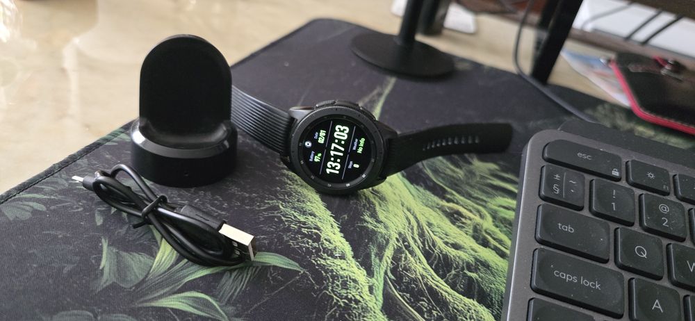 *ОТЛИЧЕН* Смарт Часовник Samsung Galaxy Watch (DC38, SM-R810), зарядно