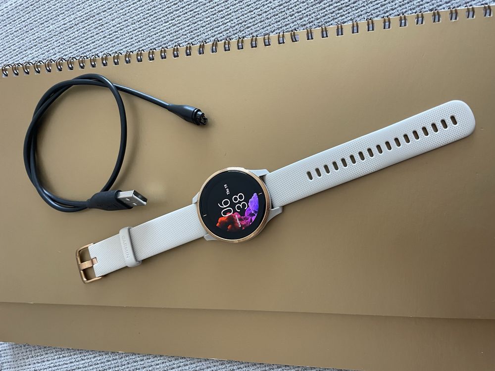 Продава се смарт часовник Garmin Venu 2S – почти нов!