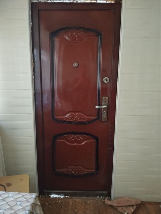 Дверь входная с замком в отличном состоянии