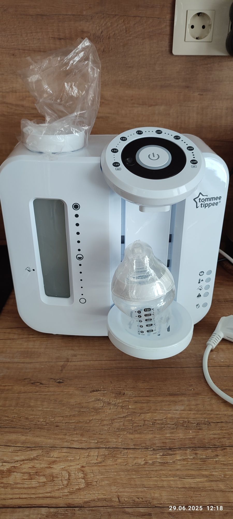 Tommee Tippee Електрически уред за приготвяне на адаптирано мляко