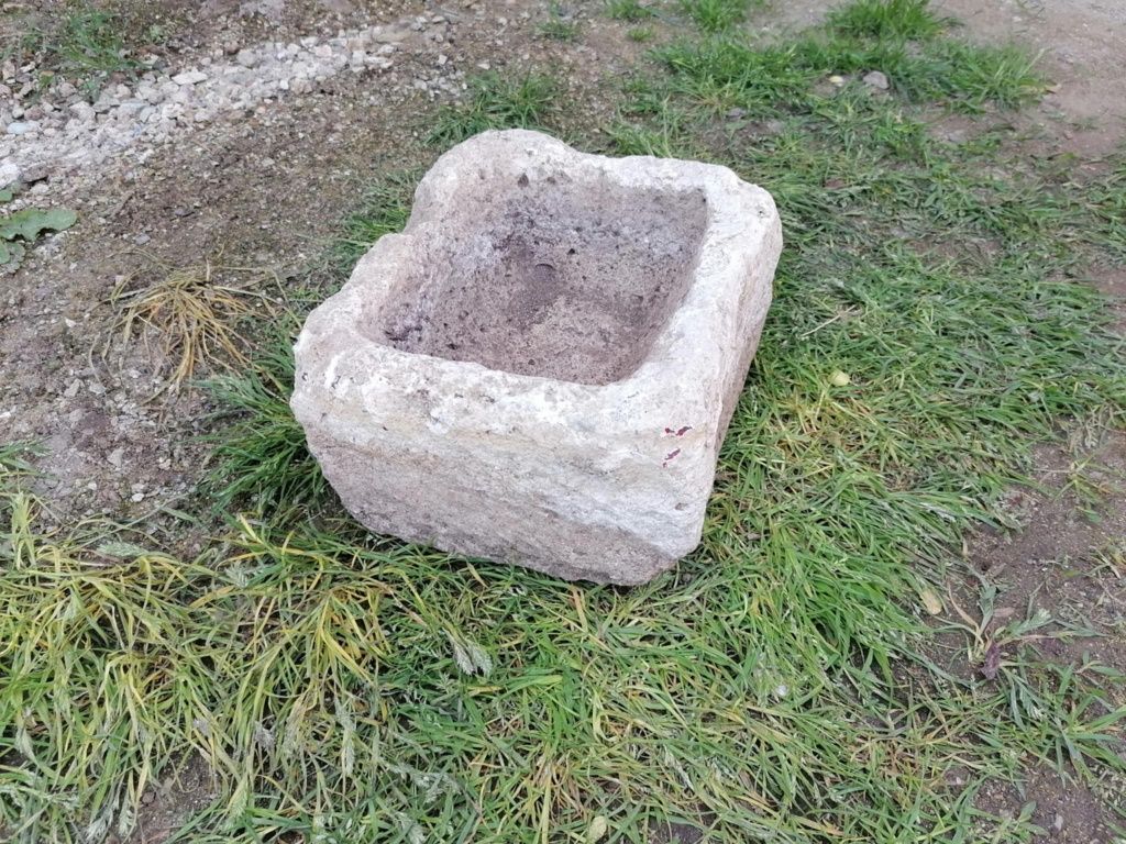 Старинен камък корито