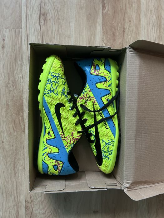 Чисто нови футболни обувки