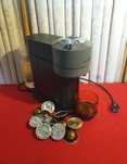 Espressor Nespresso cu capsule.