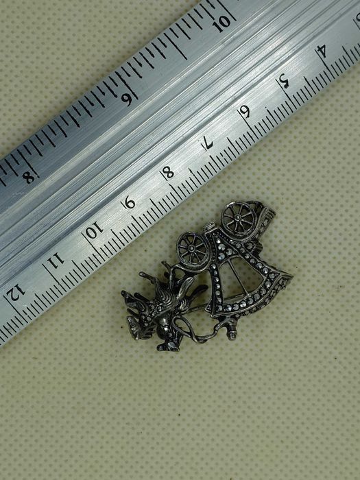 Brosa argint cu marcasite caleasca cu vizitiu si doi cai