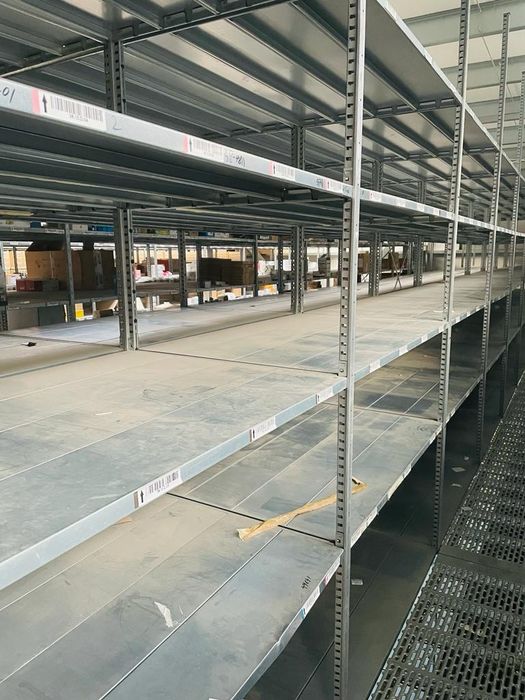 Vandem rafturi zincate pentru marfuri usoare