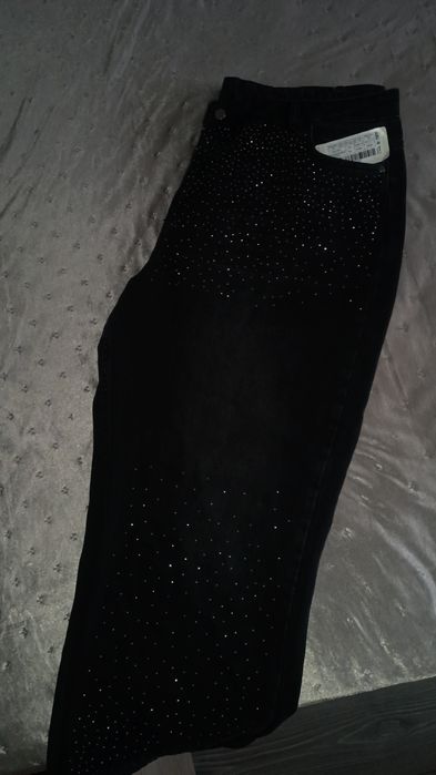 Дънки с прав крачол и камъни