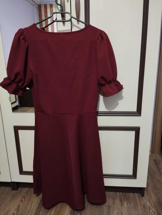 Разкроена рокля с буфон къси ръкави