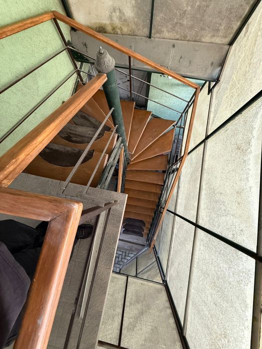 Scara metalica spirala cu trepte stejar stare  buna interior exterior