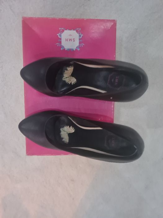 Pantofi noi cu toc de firma.