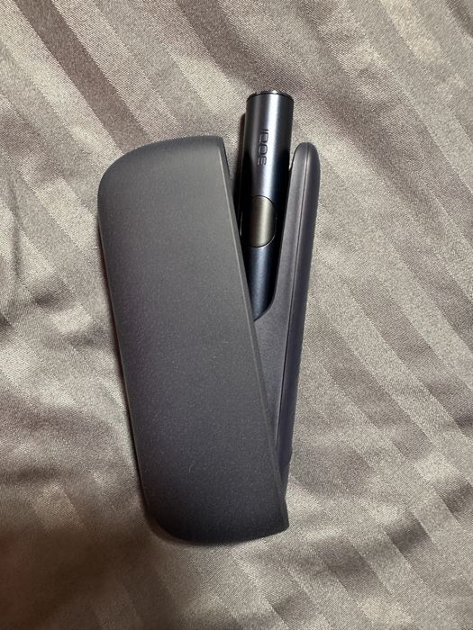 Iqos ILUMA i, vine in cutia lui originala