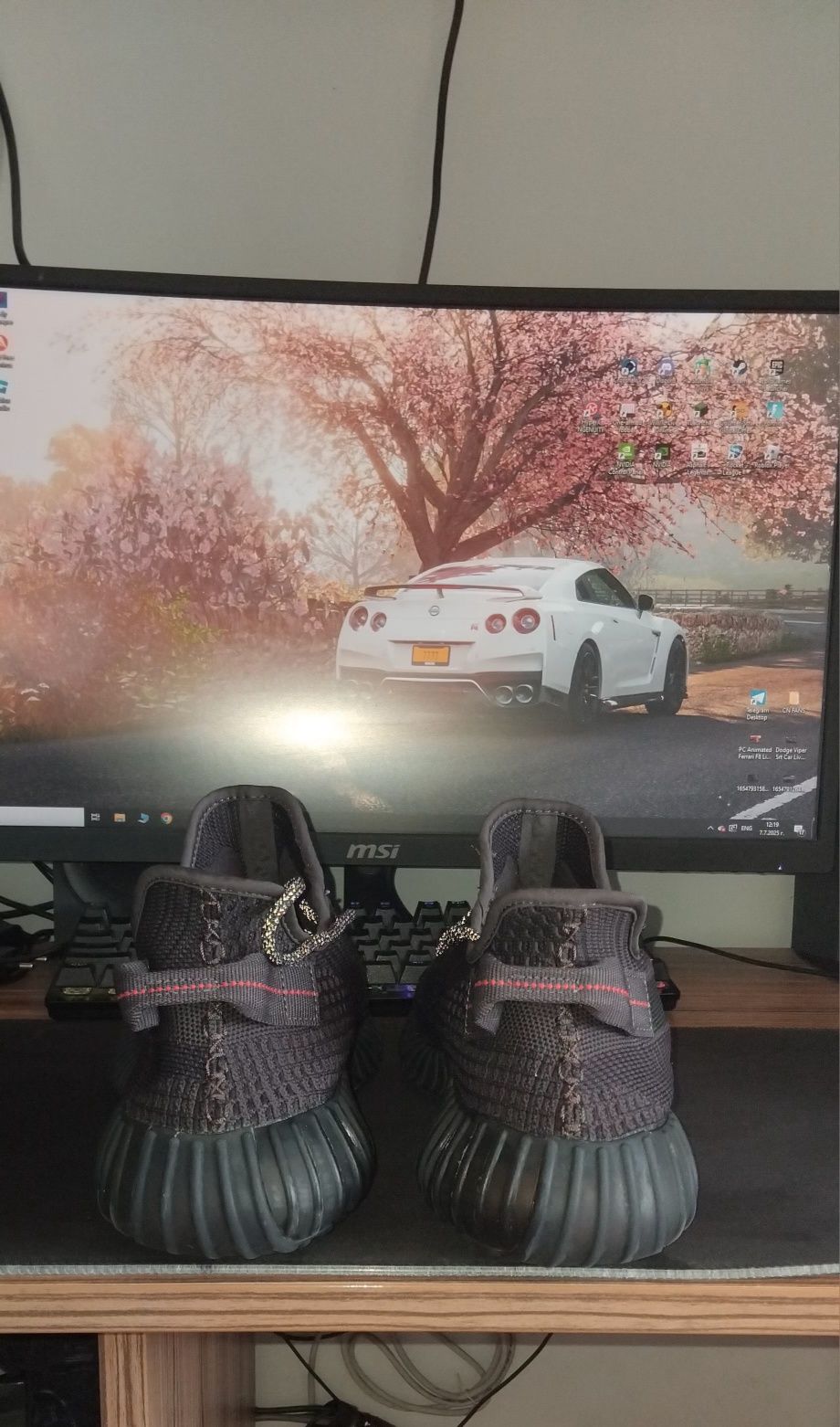 Продавам обувки YEEZY BOOST 350 V2!!!