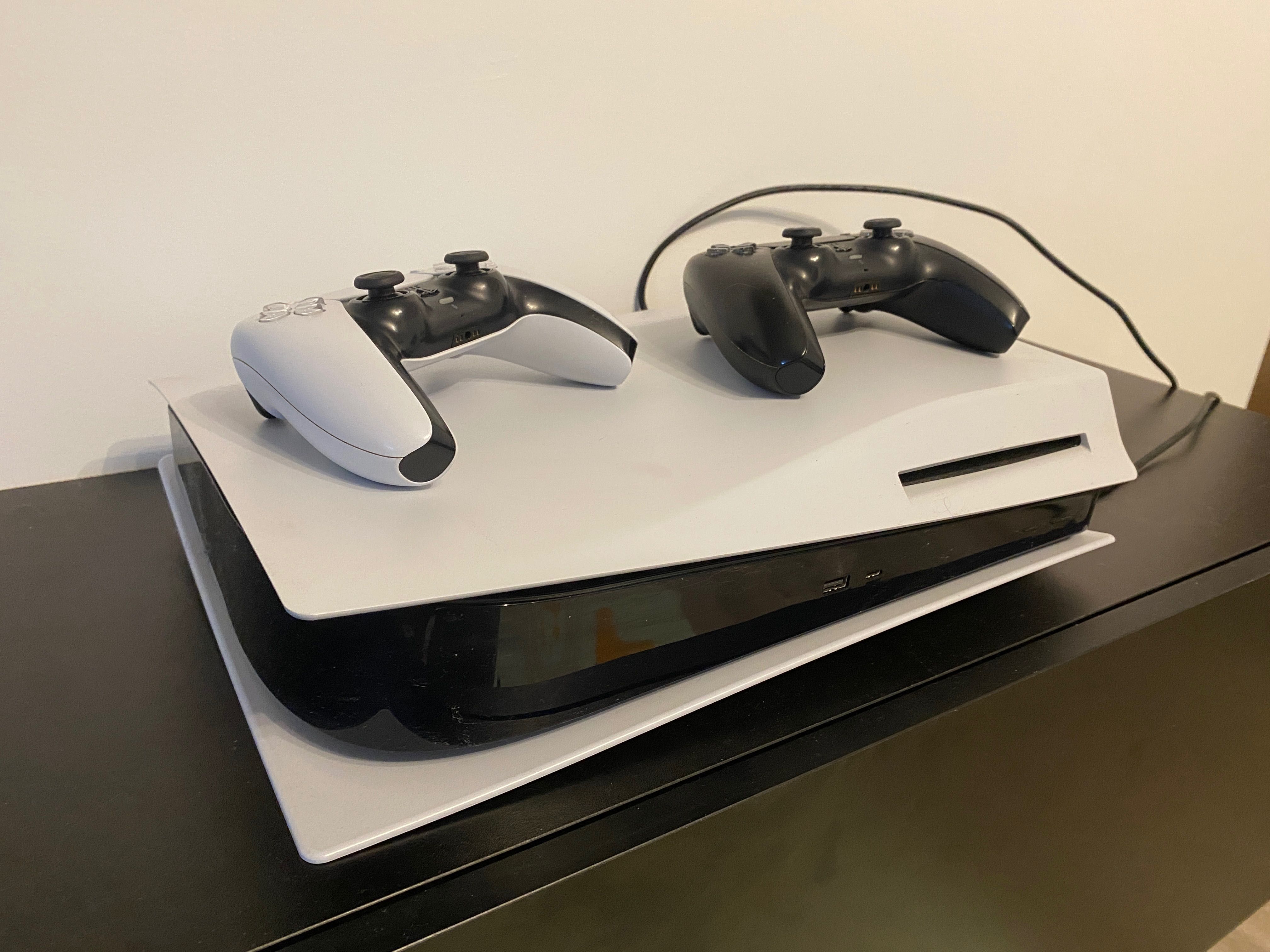 Vând consolă PlayStation 5 cu disc + 2 manete - stare excelentă