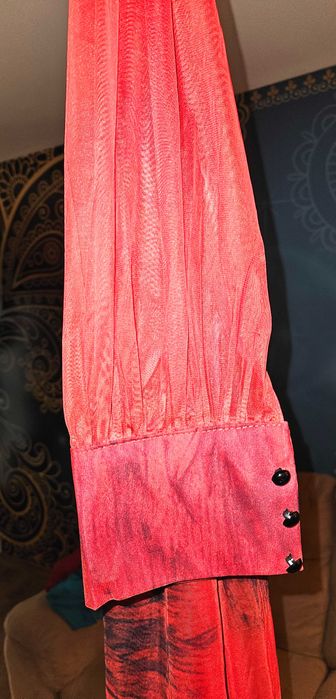 Rochie eleganta lunga, crapatura pe picior, negru cu rosu