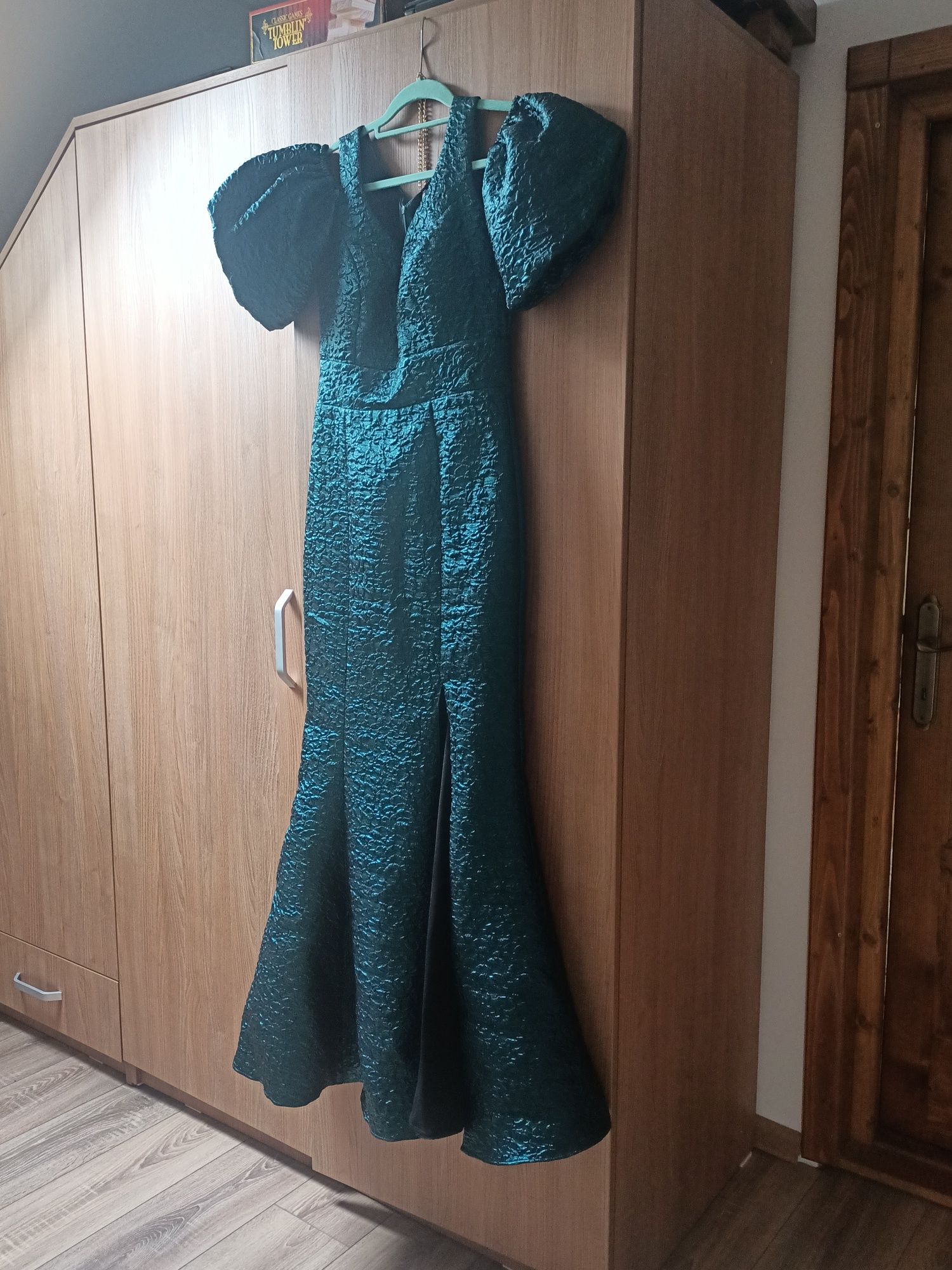 Vând rochie de ocazie superbă, marca SIMODA.Purtata o data la o nunta.