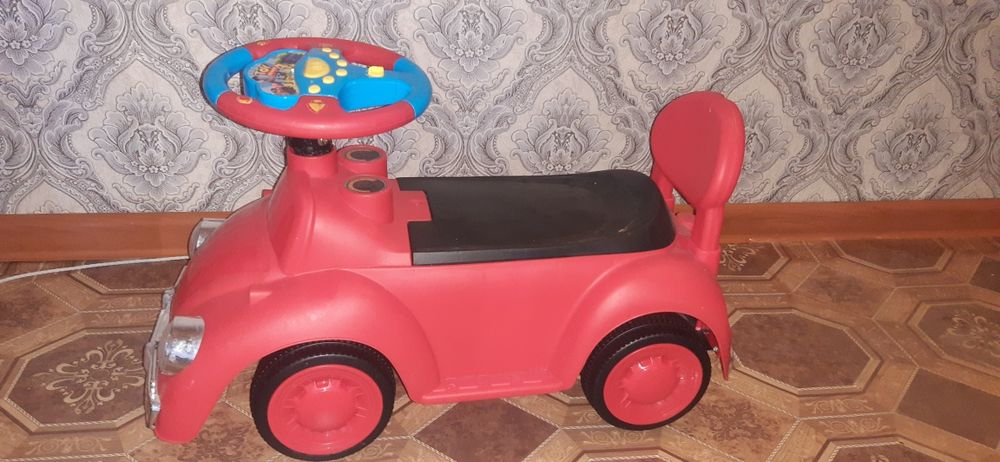 Игрушечные машина красного цвета