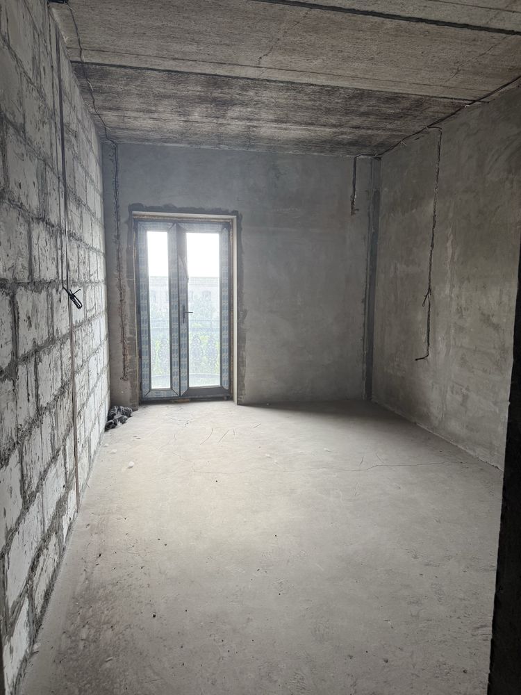 Gumbaz masjidi qarshisidagi yangi domdan 4 honali uy sotiladi.