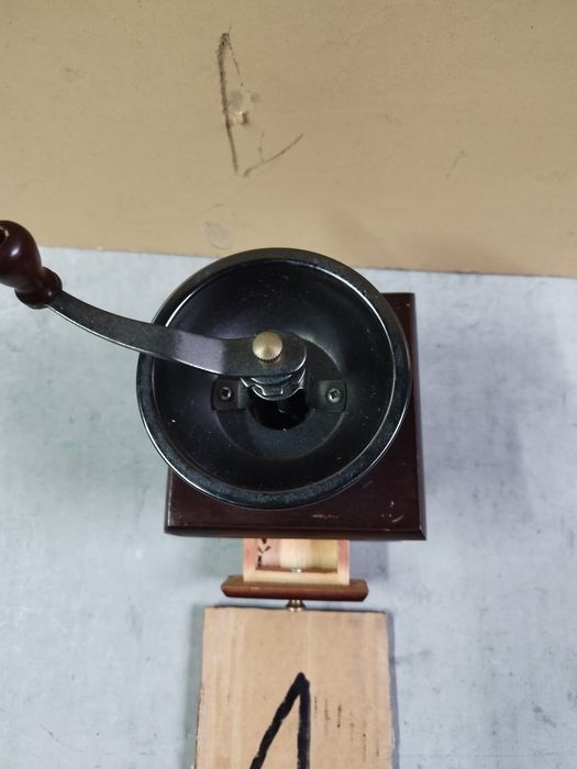 Атрактивна мелничка за кафе