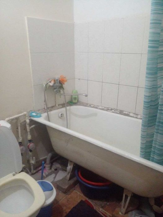 Уй сотилади узимни уйим ески общежитии  хаммаси ичида ванна туалет