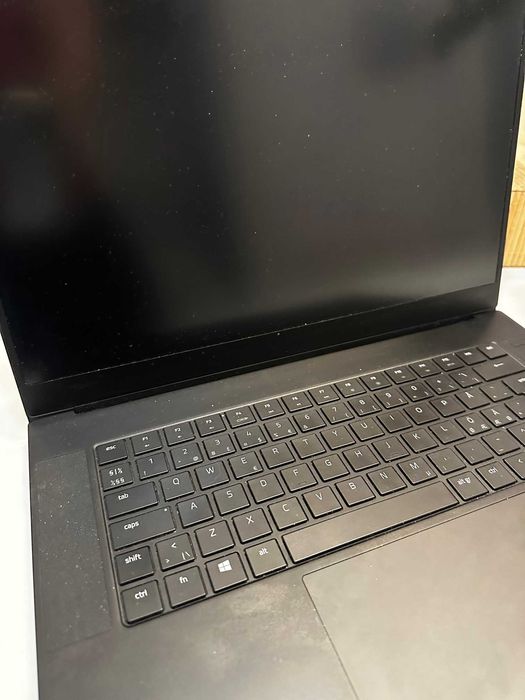 Razer Blade 15 (2019) - Advanced - I7 - RTX 2070 -Tastatura Scandinava