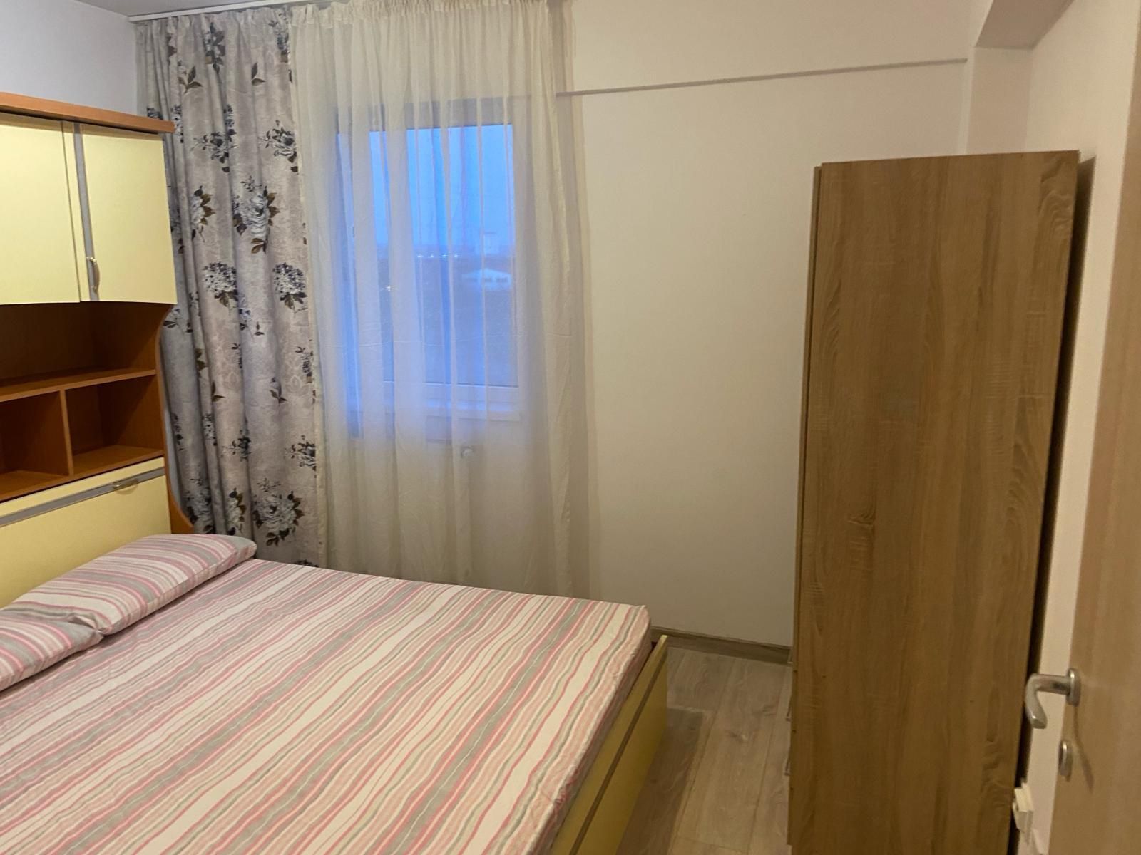 Închiriez apartament