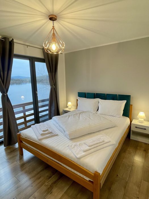 * De inchiriat Vila  cu piscina si jacuzii pe malu lacului in Geaca *