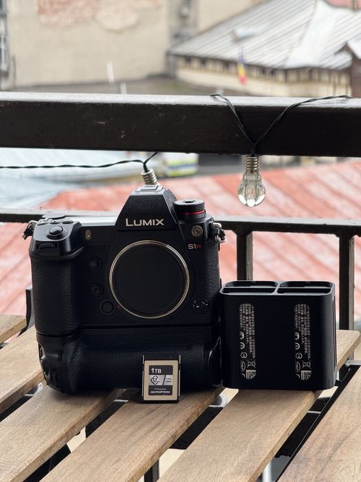 Panasonic Lumix s1r cu grip, 4 acumulatori si cf express 1tb