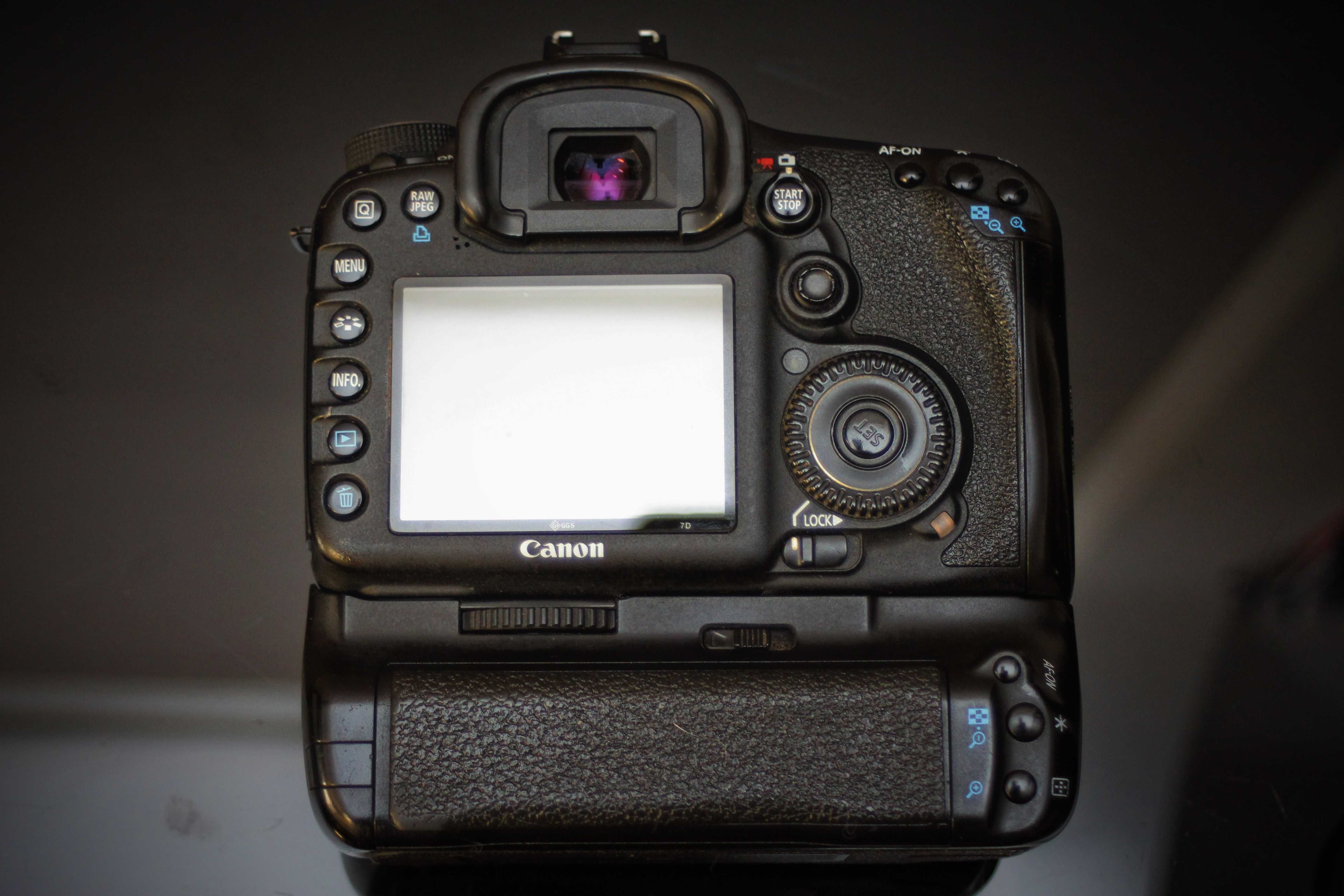 Canon 7D + Canon EF-S 18-200mm +grip