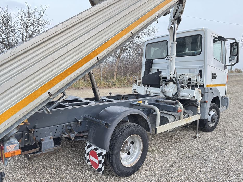 Nissan Atleon basculabil pe cutie cu macara de 1700 kg .