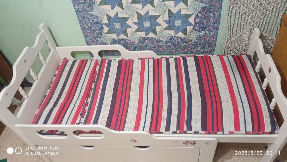 Кровать белая, дерево