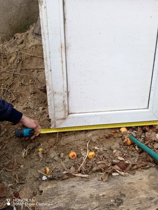 Срочно продам пластиковые окна, двери и болконная рама в комплекте