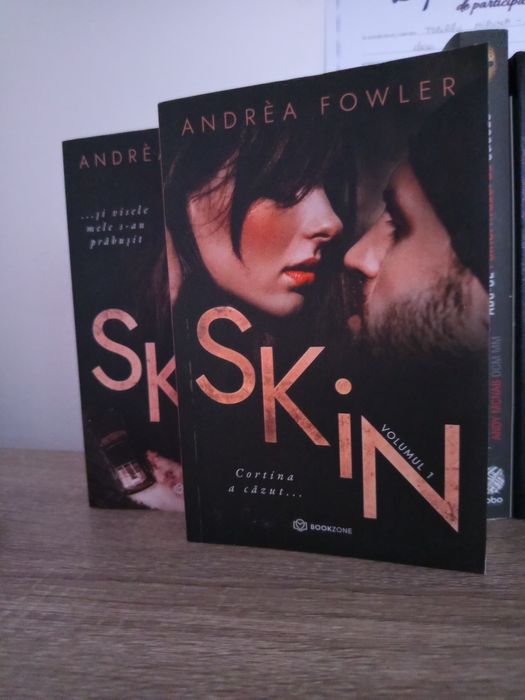 "Skin" cărțile cu cele două volume