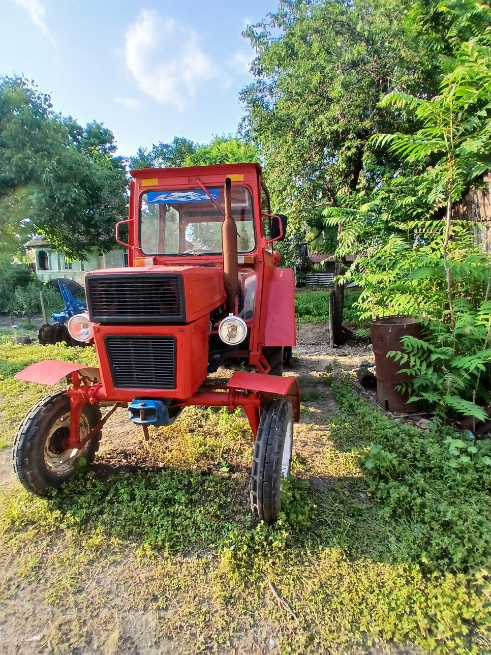 Vând tractor u445L plus utilaje