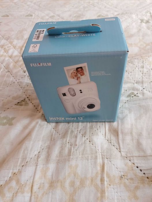 Фотоапарат за моментни снимки с включен консуматив