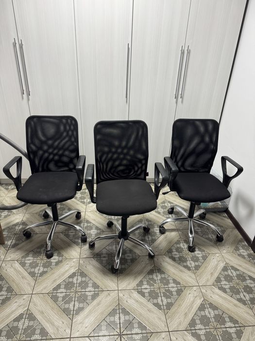 Офисные кресла черные