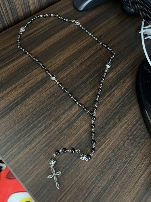 Vând coliere negre cu pandantive.