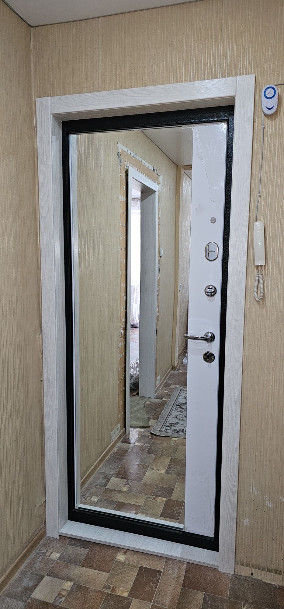 Установка входных дверей и откосов
