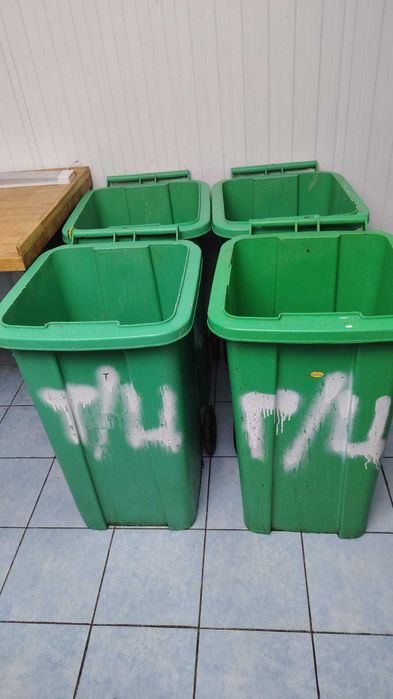 Мусорный бак контейнер