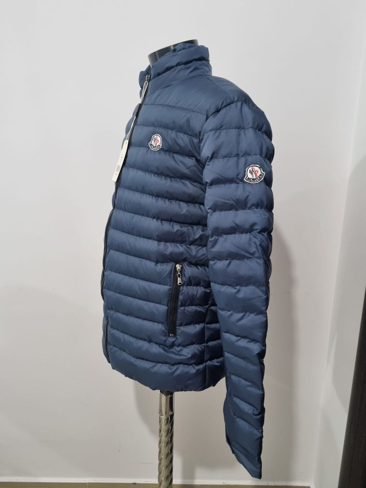 Vând geaca Moncler