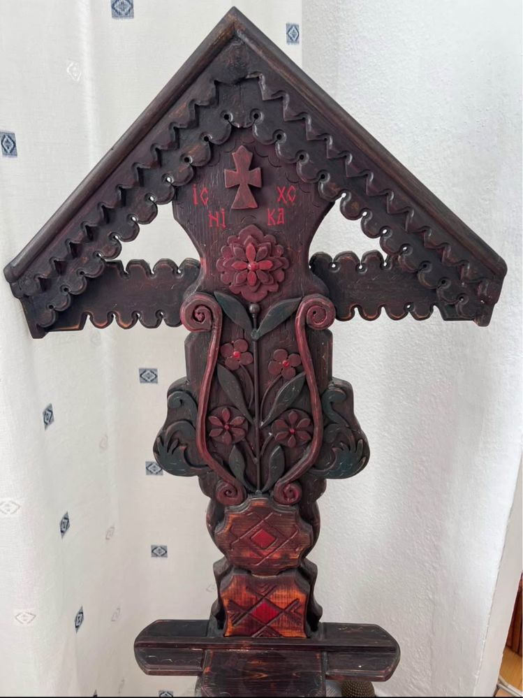 Troiță de lemn sculptat