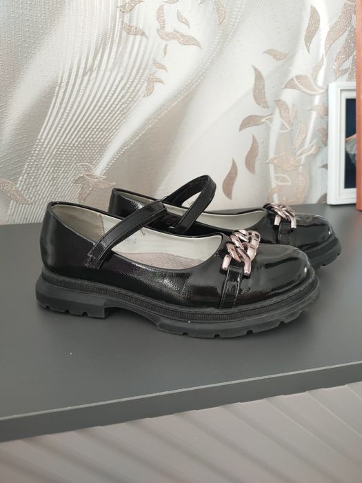 Продам детские туфли.