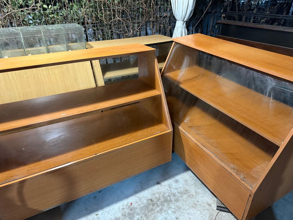 Vând vitrine pentru magazin