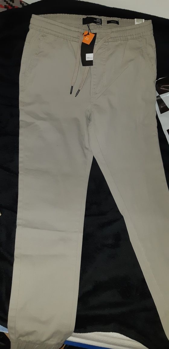 Pantaloni jogger