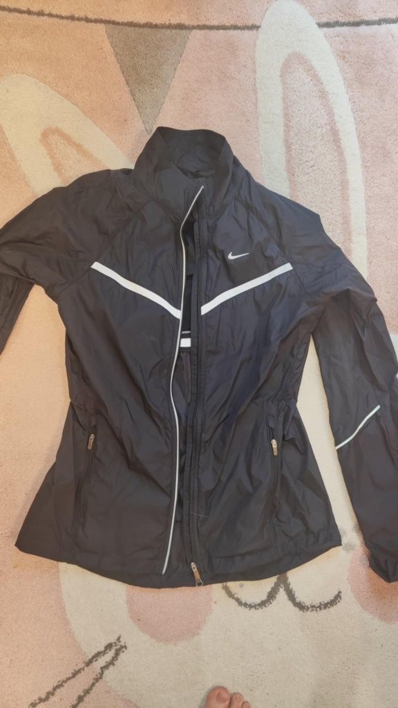 Дамска ветровка Nike