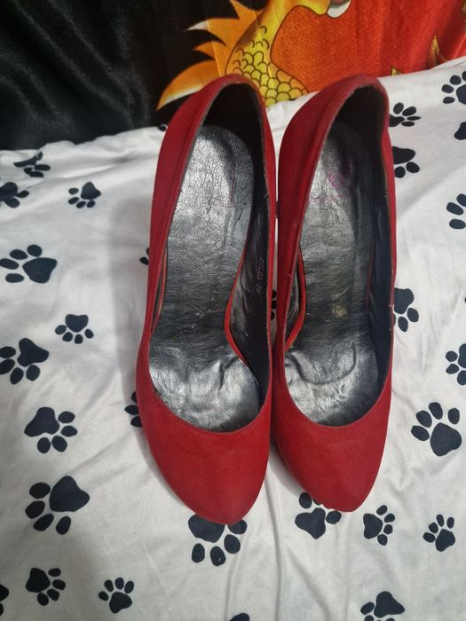 Pantofi roșii cu toc