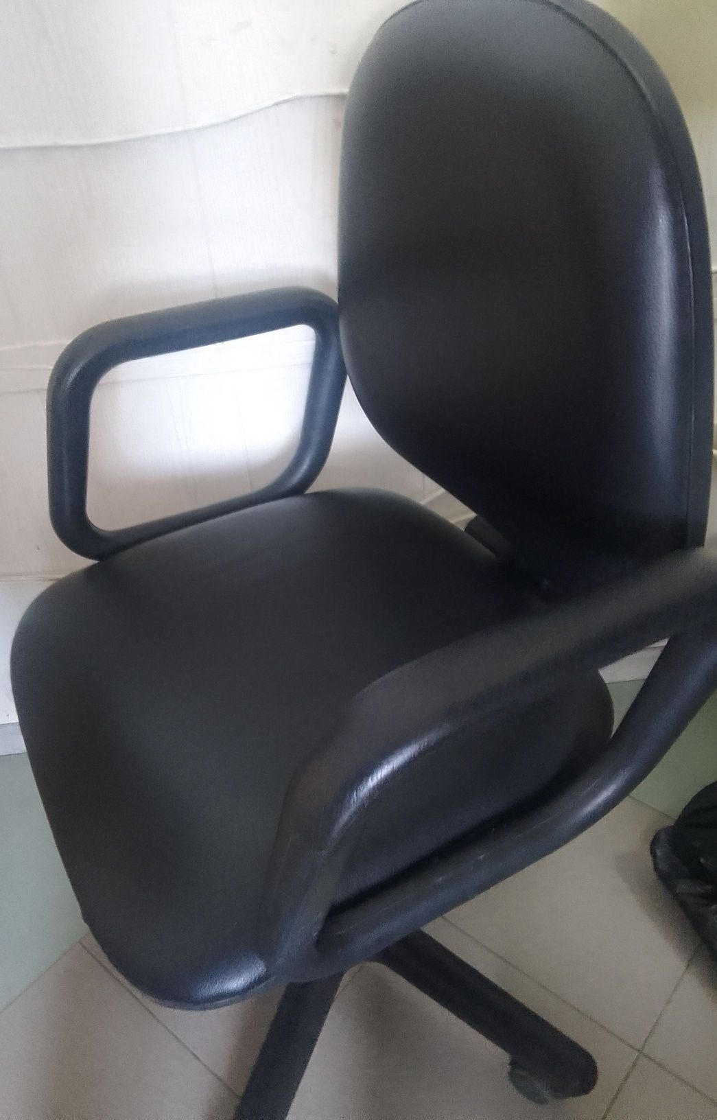 Офисное кресло за компьютером сидеть
