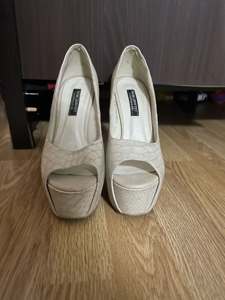 Продам бежевые туфли 36 рр, от фирмы Баскони