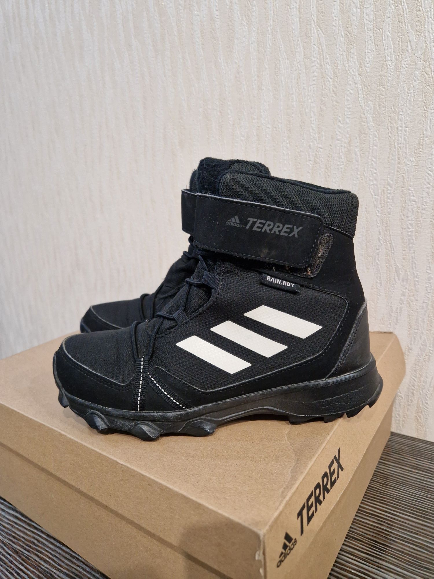 Зима Adidas Terrex для ценителей качественной обуви для детей р-р 33